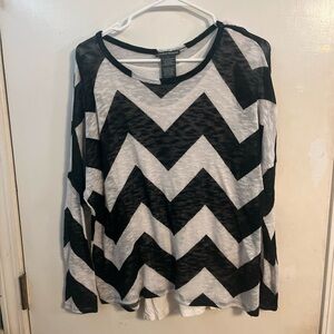 Chelsea & Theodore Black and White Chevron Long Sleeve Sweater Top (L) 🖤✨
